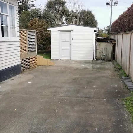2 Double Beds Including 1 Sofa Bed Garden Chalet, 14 Phyllis St, Mt Albert, Auckland Exterior photo