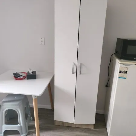 2 Double Beds Including 1 Sofa Bed Garden Chalet, 14 Phyllis St, Mt Albert, Auckland Exterior photo
