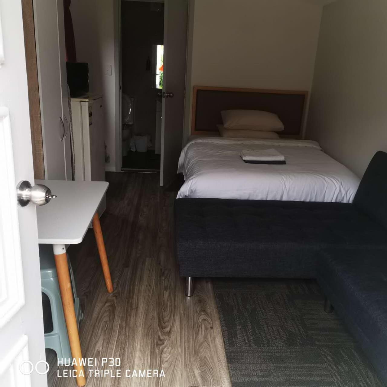 Holiday home 2 Double Beds Including 1 Sofa Bed Garden Chalet, 14 Phyllis St, Mt Albert, Auckland