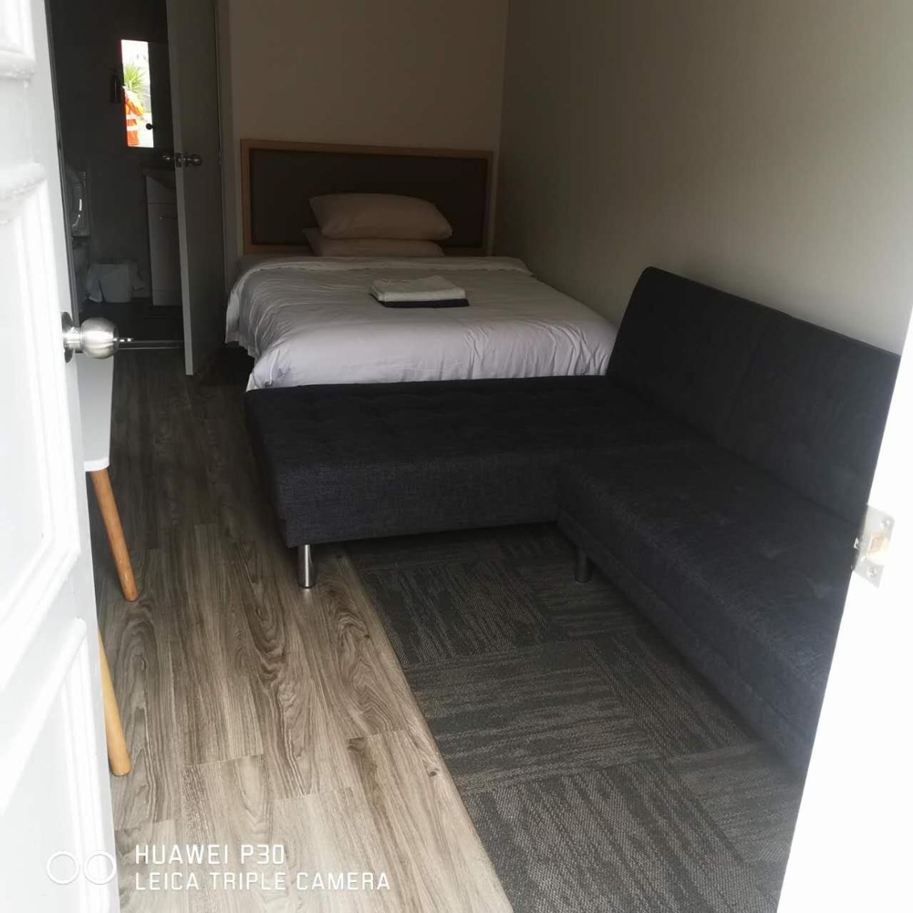2 Double Beds Including 1 Sofa Bed Garden Chalet, 14 Phyllis St, Mt Albert, *